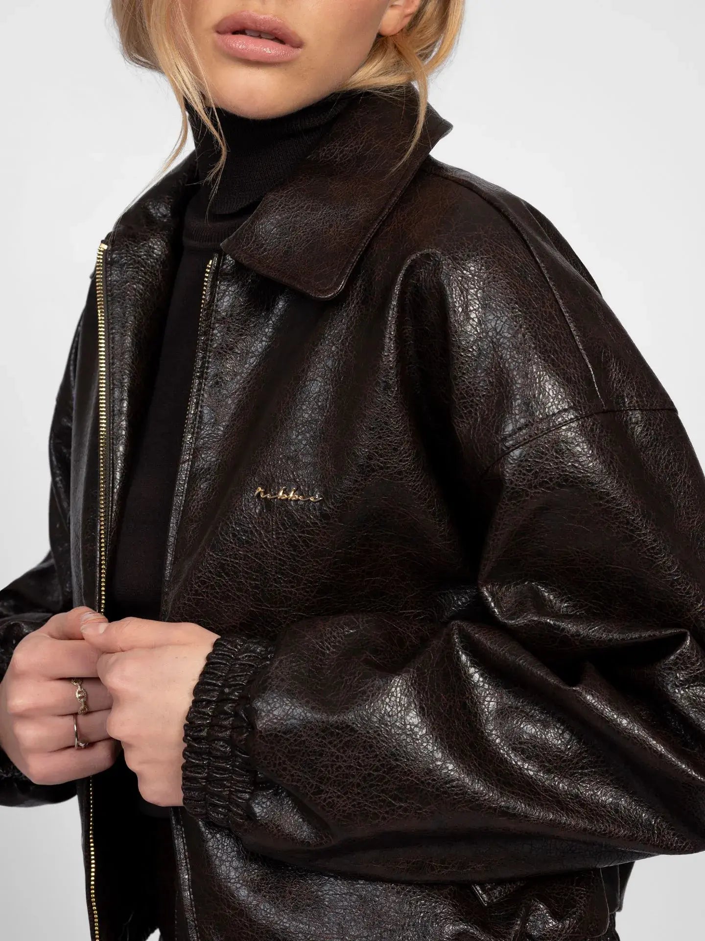 Nikkie - Anisa bomber Chocolate tarte